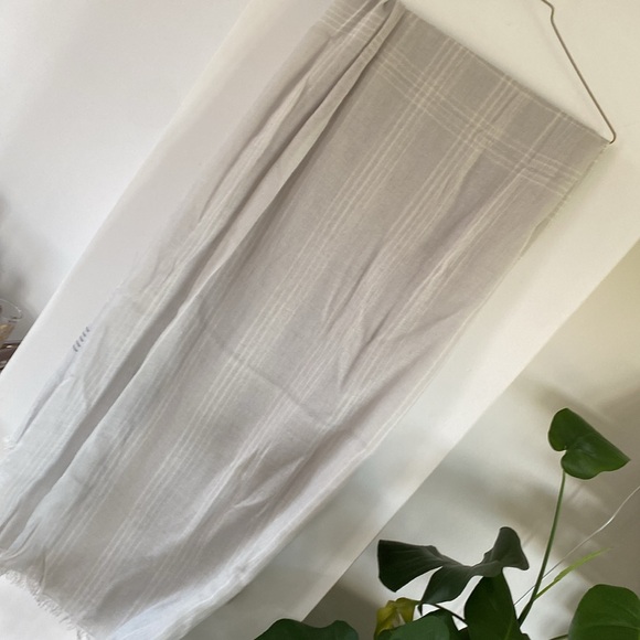 Lululemon Mudra Scarf oversize sheer light weight bamboo
Silver Ghost Black - Picture 4 of 4